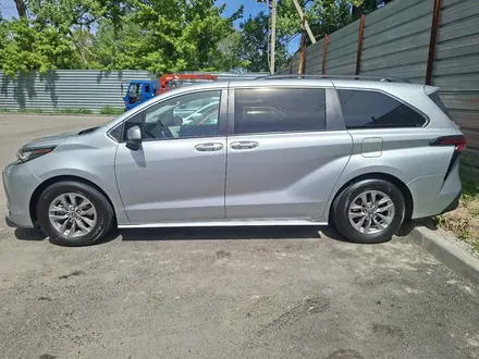 Toyota Sienna 2021 года за 21 000 000 тг. в Алматы – фото 2