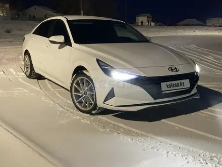 Hyundai Elantra 2022 года за 9 090 000 тг. в Атырау