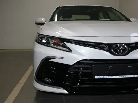 Toyota Camry Comfort 2023 года за 17 300 000 тг. в Актобе – фото 5