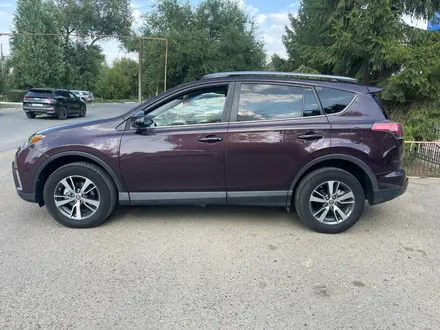 Toyota RAV4 2017 года за 8 200 000 тг. в Уральск – фото 2