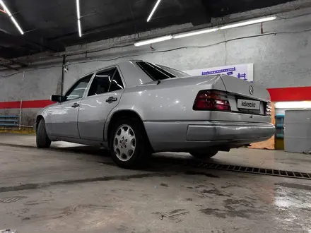 Mercedes-Benz E 220 1993 года за 1 720 000 тг. в Караганда – фото 17