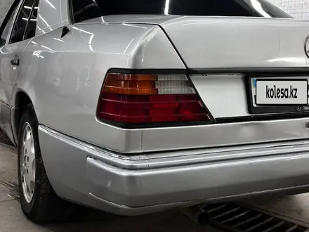 Mercedes-Benz E 220 1993 года за 1 720 000 тг. в Караганда – фото 4