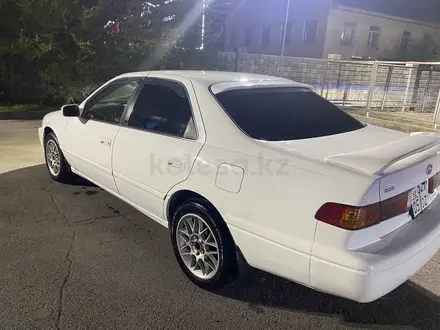 Toyota Camry 2000 года за 3 700 000 тг. в Алматы – фото 3