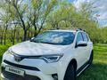 Toyota RAV4 2017 года за 11 500 000 тг. в Актобе – фото 2