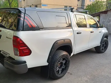 Toyota Hilux 2018 года за 12 250 000 тг. в Алматы – фото 2