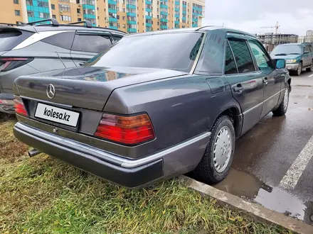 Mercedes-Benz E 220 1993 года за 1 900 000 тг. в Астана – фото 4