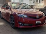 Toyota Camry 2014 года за 5 800 000 тг. в Актобе – фото 3