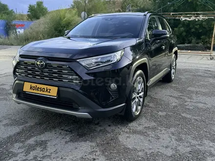 Toyota RAV4 2021 года за 14 900 000 тг. в Усть-Каменогорск – фото 2