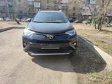 Toyota RAV4 2018 года за 13 800 000 тг. в Караганда – фото 2