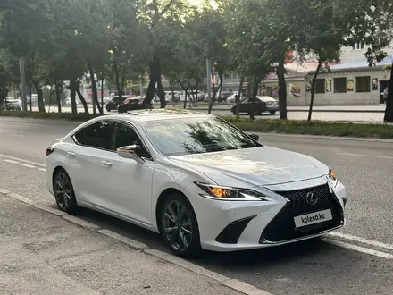 Lexus ES 350 2019 года за 25 000 000 тг. в Алматы