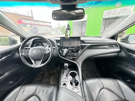 Toyota Camry 2022 года за 12 650 000 тг. в Актобе – фото 5