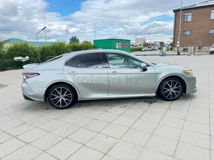 Toyota Camry 2022 года за 12 650 000 тг. в Актобе – фото 3