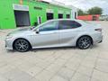 Toyota Camry 2022 года за 12 650 000 тг. в Актобе – фото 2