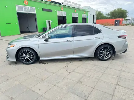 Toyota Camry 2022 года за 12 650 000 тг. в Актобе – фото 2
