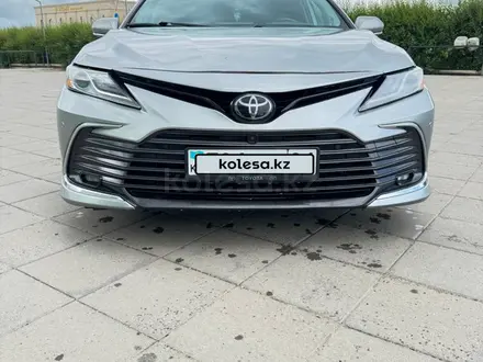 Toyota Camry 2022 года за 12 650 000 тг. в Актобе