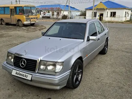 Mercedes-Benz E 230 1993 года за 1 800 000 тг. в Атырау – фото 3