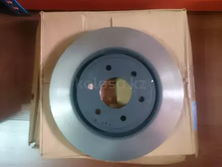Оригинальный задний тормозной диск на Infiniti QX80 за 80 000 тг. в Алматы