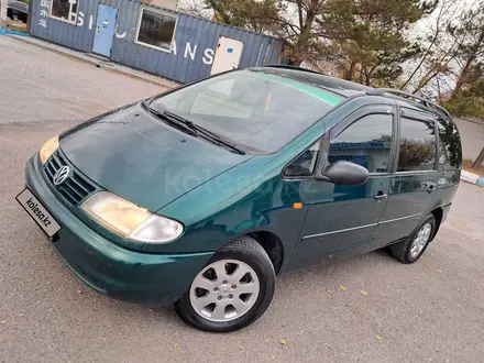 Volkswagen Sharan 1997 года за 2 590 000 тг. в Костанай