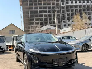 Hongqi E-QM5