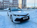 Toyota Camry 2021 года за 15 150 000 тг. в Астана