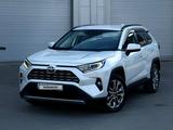 Toyota RAV4 2021 года за 14 500 000 тг. в Актобе