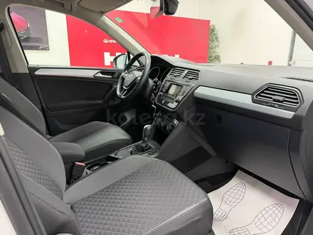 Volkswagen Tiguan 2017 года за 10 490 000 тг. в Атырау – фото 13