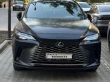 Lexus RX 350 2022 года за 32 000 000 тг. в Атырау