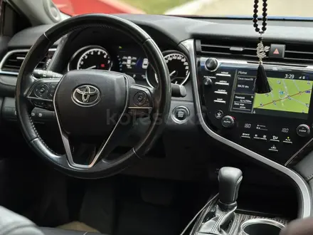 Toyota Camry 2018 года за 13 500 000 тг. в Актобе – фото 13