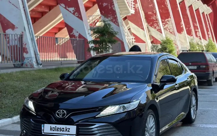 Toyota Camry 2018 годаfor13 500 000 тг. в Актобе