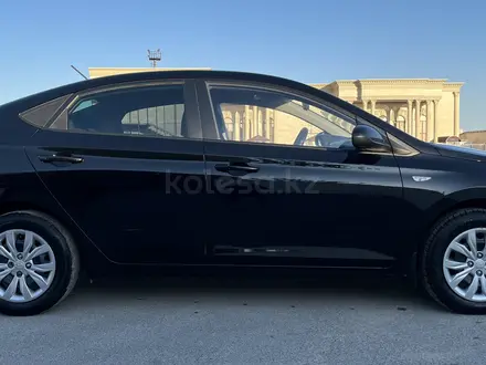 Hyundai Solaris 2018 года за 5 700 000 тг. в Актау – фото 3