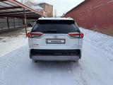 Toyota RAV4 2021 года за 15 900 000 тг. в Актобе – фото 4