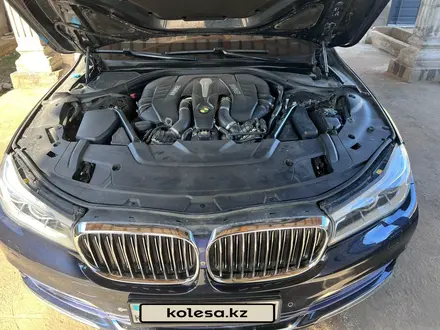 BMW 750 2016 года за 28 500 000 тг. в Алматы – фото 13