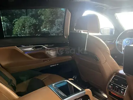 BMW 750 2016 года за 28 500 000 тг. в Алматы – фото 8