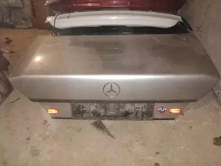 Крышка багажника mercedes 124 седанүшін15 000 тг. в Караганда