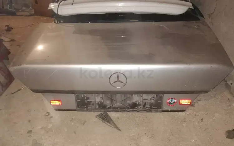 Крышка багажника mercedes 124 седан за 15 000 тг. в Караганда