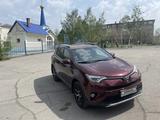 Toyota RAV4 2018 года за 13 850 000 тг. в Караганда – фото 2