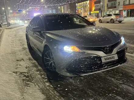 Toyota Camry 2019 года за 9 000 000 тг. в Атырау – фото 2