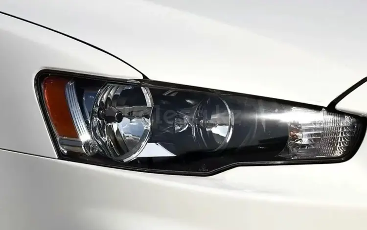 Стекла фар Mitsubishi lanser за 17 500 тг. в Астана