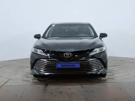 Toyota Camry 2019 года за 12 450 000 тг. в Астана – фото 2