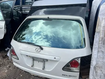 Крышка багажника Лексус RX300 за 50 000 тг. в Караганда – фото 2