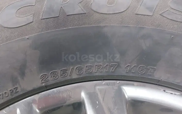 Зимние шины Bridgestone с дисками на Landcruiser за 300 000 тг. в Петропавловск