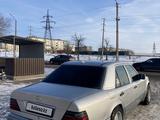 Mercedes-Benz E 220 1993 года за 2 100 000 тг. в Караганда – фото 3