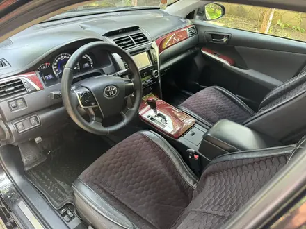 Toyota Camry 2013 года за 8 300 000 тг. в Актобе – фото 21