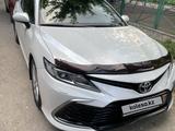 Toyota Camry 2021 года за 13 990 000 тг. в Шымкент – фото 2