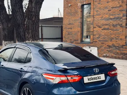 Toyota Camry 2019 года за 10 000 000 тг. в Уральск – фото 2