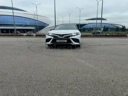 Toyota Camry 2022 года за 16 500 000 тг. в Алматы – фото 19