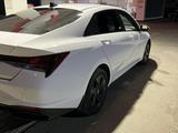 Hyundai Elantra 2022 года за 8 500 000 тг. в Уральск – фото 2
