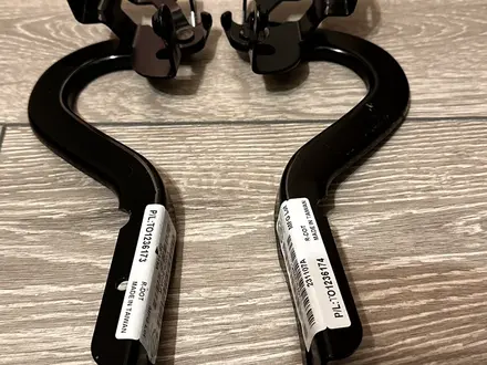 Петля петли капота правая левая Toyota Yaris 2011-2019 хэчбек хэтчбек за 9 000 тг. в Алматы