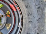 Грязевую резину 33 12.5 R15. Б/у состояние отличное с дисками за 250 000 тг. в Атырау – фото 5