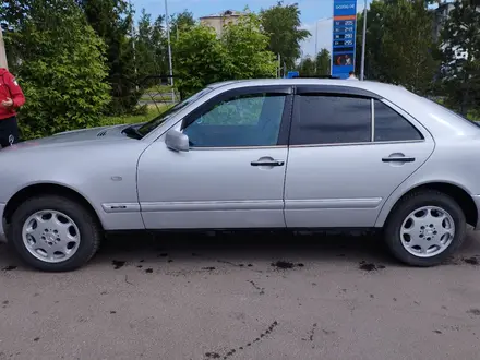 Mercedes-Benz E 200 1997 года за 4 500 000 тг. в Петропавловск – фото 4